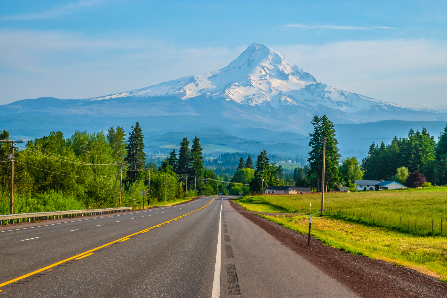 Image of road toward Mount Hood representing LifeRing In-Person meeting in Oregon